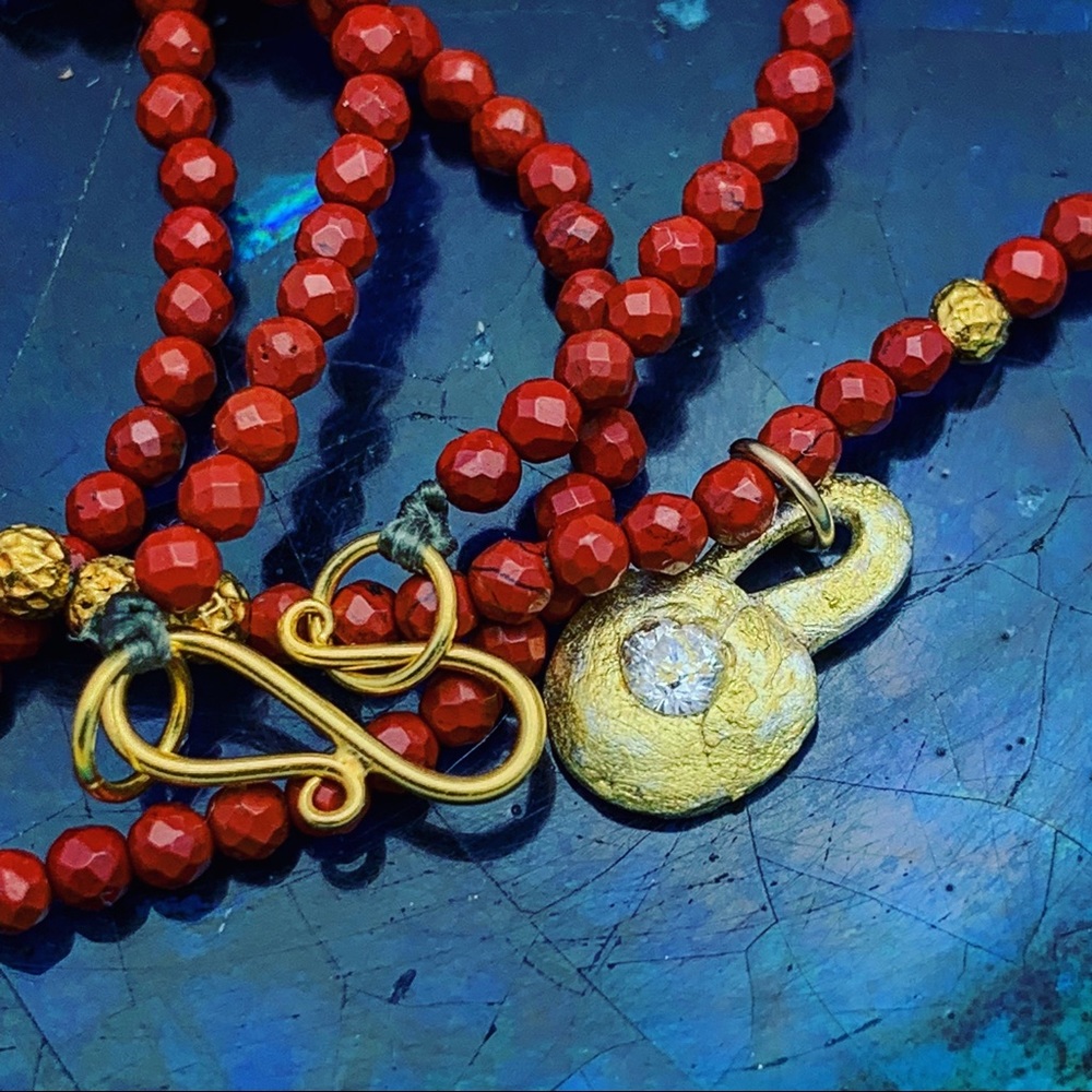 Handmade gold and coral ancient inspired necklace - Picture 4 of 5